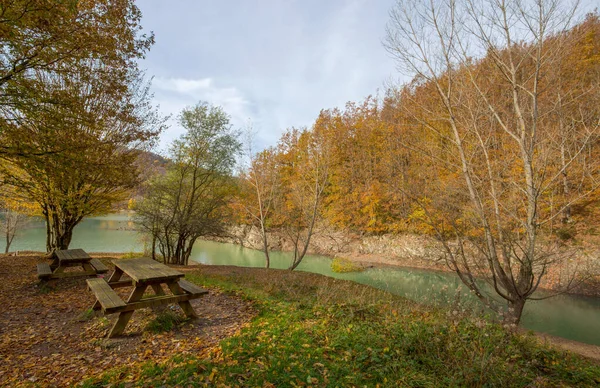 Houten Tafels Rustgebied Het Pad Van Het Meer Van Brugneto — Stockfoto