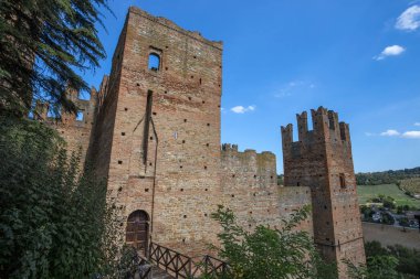 Piacenza ili, Emilia Romagna, İtalya 'nın ortaçağ şehri Castell' Arquato 'nun kalesi..