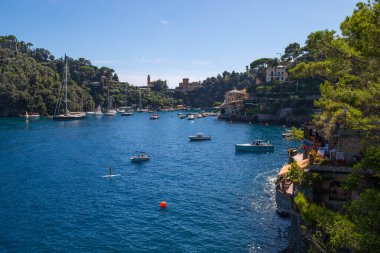 PORTOFINO, İtalya, 1 Eylül 2020 - İtalya 'nın Cenova eyaletinde bir balıkçı köyü olan Portofino' nun manzarası. Resimli bir limanı ve renkli evleri olan ünlü bir turistik yer.