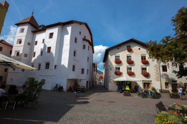 GLORENZA, İtalya, 11 Eylül 2020 - Bolzano, Güney Tyrol, İtalya 'nın Glorenza kasabasının manzarası