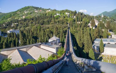 GENOA, ITALY, 8 Mayıs 2021 - Ponte Sifone sul Velino (Siphon Köprüsü) İtalya 'nın Cenova kentindeki antik su kemerine aittir ve İtalya' nın Ceneviz, Ceneviz ve Ceneviz kentindeki anıtsal mezarlığın bir bölümünü geçmektedir.