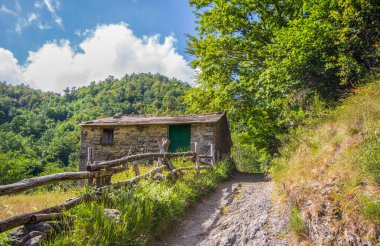 İtalya 'nın Cenova eyaletinin Liguria kentindeki Ramaceto Dağı patikasında ıssız bir kır evi.