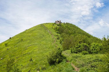 Cenova, Mura parkındaki Fort Diamond (Forte Diamante) manzarası (Parco delle Mura), İtalya.
