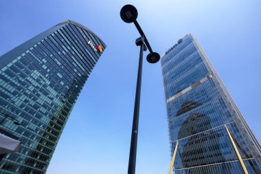 MILAN, ITALY 15 Haziran 2021 - Libeskind Kulesi veya Pwc Kulesi ve İsozaki Şehir Hayatı Kulesi 