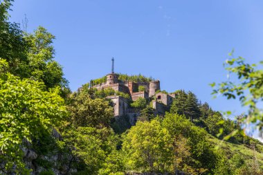 İtalya 'nın Cenova kentinin en önemli ve daha iyi korunmuş yapılarından biri olan Sperone Kalesi' nin manzarası.