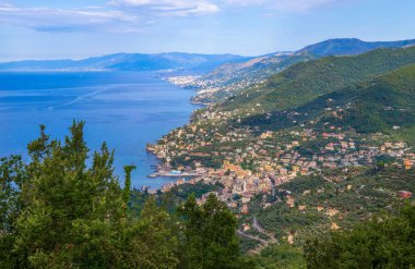 Ligurian sahilinin Recco üzerindeki havadan görünüşü ve Cenova, İtalya 'ya doğru.