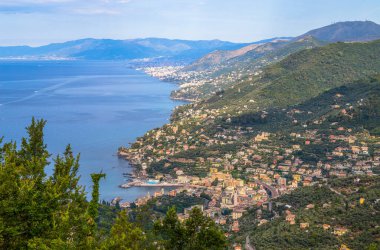 Ligurian sahilinin Recco üzerindeki havadan görünüşü ve Cenova, İtalya 'ya doğru.