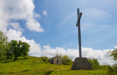 San Siro Haçı (Croce di San Siro) ve İtalya 'nın Cenova Molassana tepelerindeki küçük şapel manzarası.