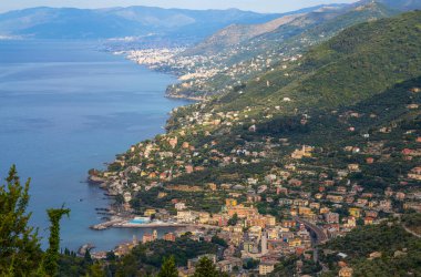 Ligurian sahilinin Recco üzerindeki havadan görünüşü ve Cenova, İtalya 'ya doğru.