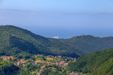 Genova, İtalya 'nın yükseklerinden büyük bir yolcu gemisi çıkıyor..
