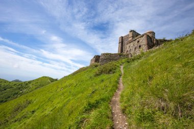 Cenova, Mura parkındaki Fort Diamond (Forte Diamante) manzarası (Parco delle Mura), İtalya.