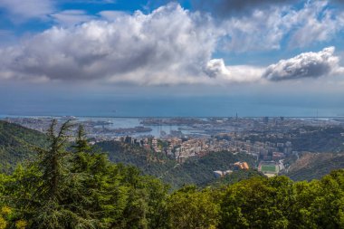 İtalya 'da bulutlu bir gökyüzü altında Cenova şehrinin havadan görünüşü.