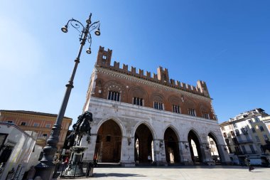 PIACENZA. İTALYA, 19 Mart 2025 - İtalya 'nın merkezindeki Piacenza kentindeki Gotik Saray;