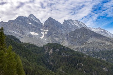İtalya ve Fransa sınırındaki Graian Alpleri 'nin, Groscavallo ve Ceresole Reale, İtalya, Torino ve Fransa' daki Bonneval-sur-Arc şehirleri arasındaki Levanne dağ sırasının görüntüsü 