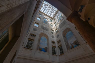 GENOA, İtalya, 14 EYLÜL 2024 - İtalya Cenova 'daki Lauro Sarayı' nın İçi