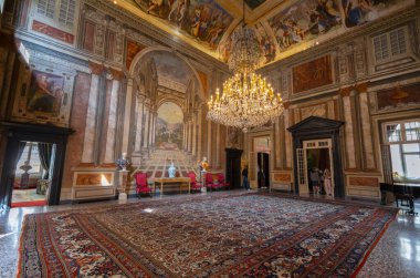 Nivolet Tepesi 'nden, Piedmont ve Aosta Vadisi' ndeki Graian Alpleri 'nden Agnel ve Serru gölleri ile birlikte Gran Paradiso Ulusal Parkı' na kadar uzanan Alp geçidi.