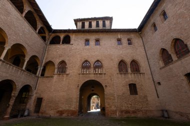 Nivolet Tepesi 'nden, Piedmont ve Aosta Vadisi' ndeki Graian Alpleri 'nden Agnel ve Serru gölleri ile birlikte Gran Paradiso Ulusal Parkı' na kadar uzanan Alp geçidi.