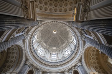 Nivolet Tepesi 'nden, Piedmont ve Aosta Vadisi' ndeki Graian Alpleri 'nden Agnel ve Serru gölleri ile birlikte Gran Paradiso Ulusal Parkı' na kadar uzanan Alp geçidi.