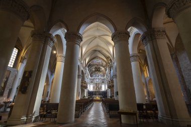 PIACENZA, ITALY, 19 Mart 2025 - Piacenza, Emilia-Romagna, İtalya 'daki Sant' Antonino Bazilikasının iç kısmı
