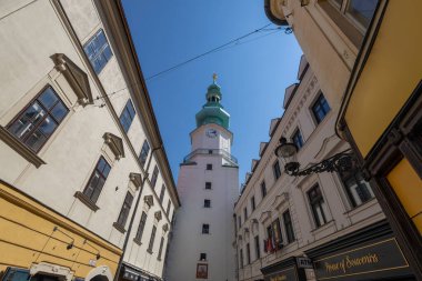 BRATISLAVA, SLOVAKIA, 22 Temmuz 2024 - St. Michael 's Gate, Bratislava, Slovakya' daki tek korunmuş ortaçağ şehir kapısı.