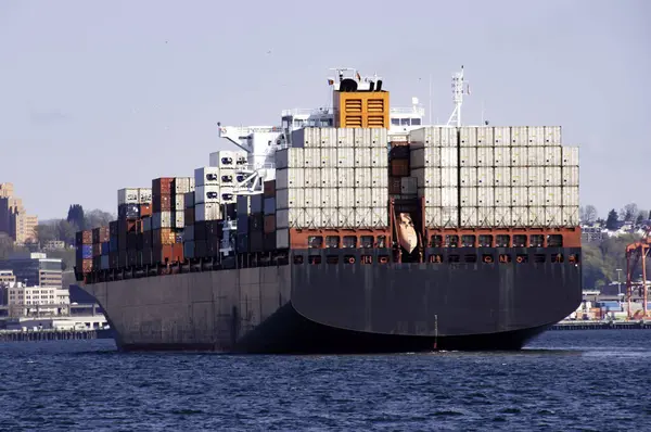 Limanda bekleyen bir kargo gemisinin arkasında.