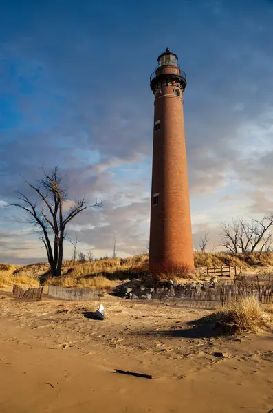 Kumlu sahildeki küçük Samur Noktalı Deniz feneri