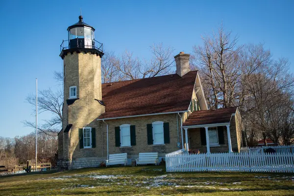 Michigan deniz feneri çimen bahçesi ve mavi gökyüzü