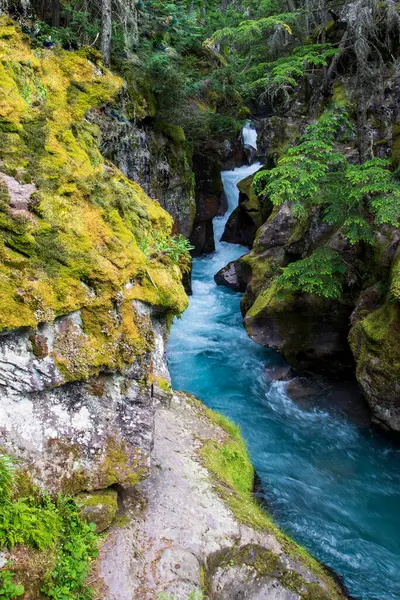 Buzul akıntısı kayalıklardan geçiyor.