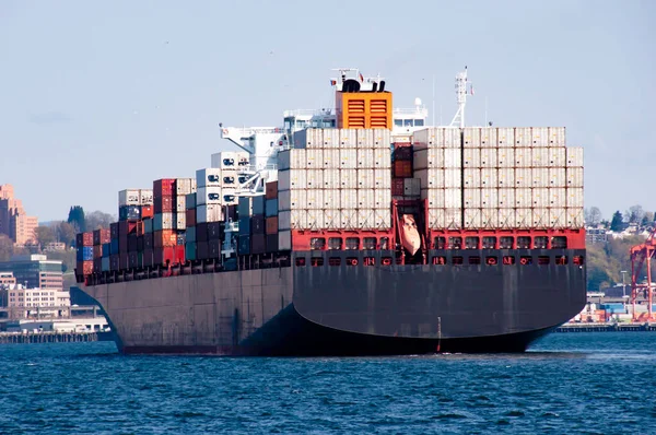 Kargo gemisi boşaltmak için limana yöneldi.