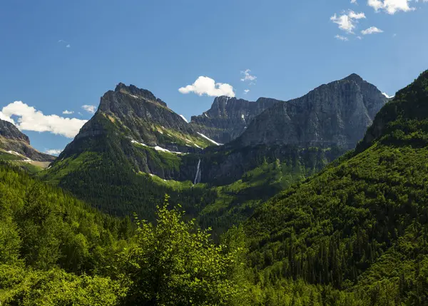 Buzul Ulusal Parkı 'nda güneşe gidiyorum.