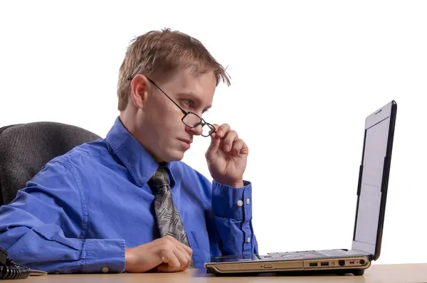 Bilgisayara bakan genç bir iş adamı