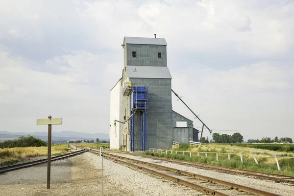 Demiryolu kenarındaki eski fabrika.
