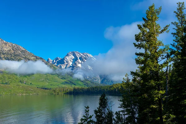 Dağ gölüyle yansıtılan güzel karlı dağ