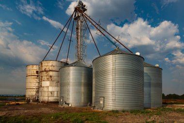 Mavi gökyüzünün altındaki tahıl değirmeni