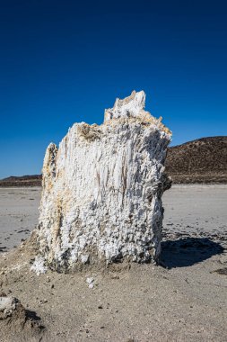 Büyük tuz gölünün üzerindeki tuzlu posta.