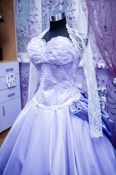 Nedime karşı mor elbise renkli düğün buketi holding — Stok fotoğraf