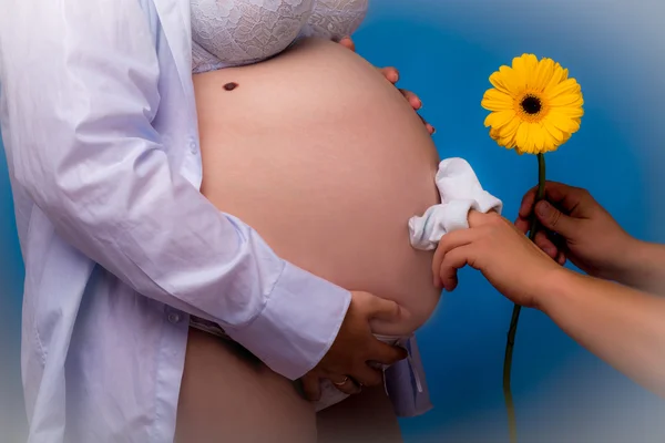 Mooie buik van zwangere vrouw — Stockfoto