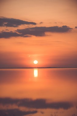 Denizin üzerinde güzel bir gün batımı