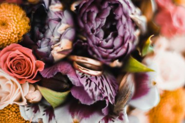 Alyanslar ve güller.