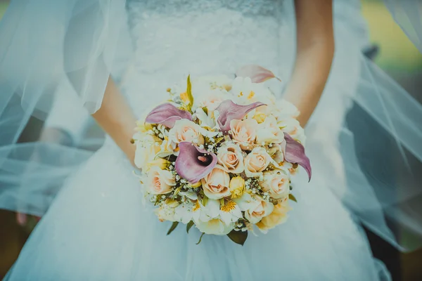 Ramo de bodas, flores, rosas, hermoso ramo — Foto de Stock