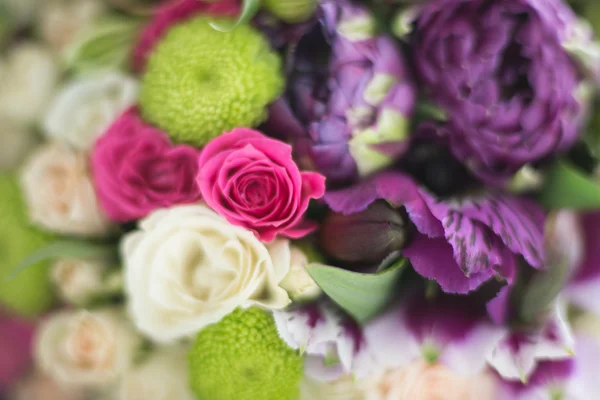 Wedding rings and roses bouquet — Stock Photo, Image