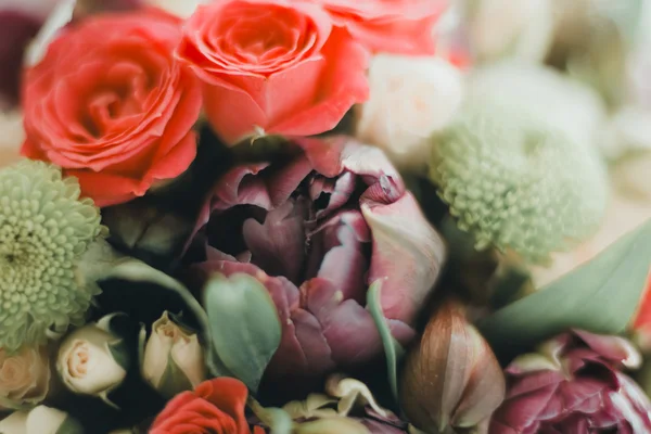 Wedding rings and roses bouquet — Stock Photo, Image