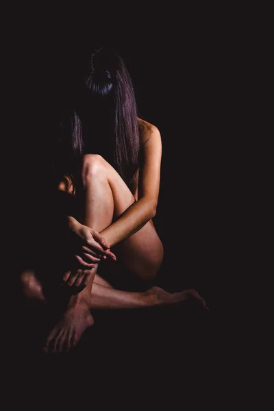 淋浴，黑色背景下的性感的女人屁股 图库图片