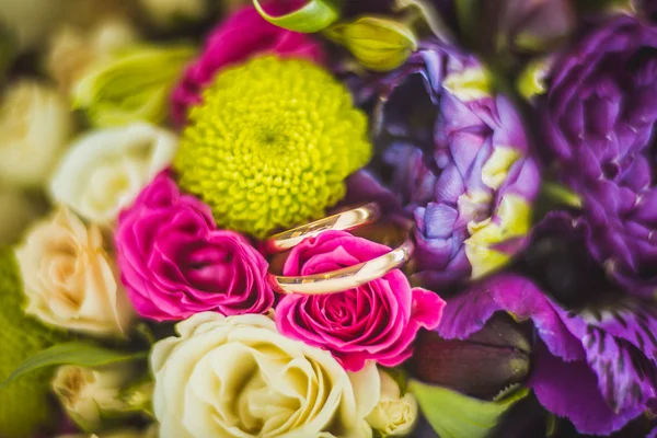 결혼반지와 장미꽃 꽃다발 스톡 사진