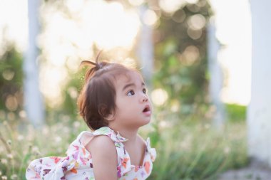 Gün batımında gülümseyen tatlı kız.