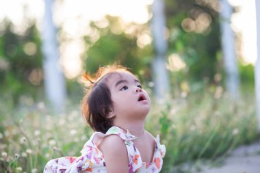 Gün batımında gülümseyen tatlı kız.