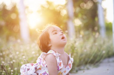 Gün batımında gülümseyen tatlı kız.