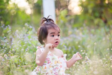 Gün batımında gülümseyen tatlı kız.