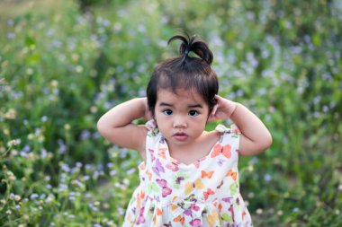 Gün batımında gülümseyen tatlı kız.