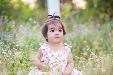 Gün batımında gülümseyen tatlı kız.